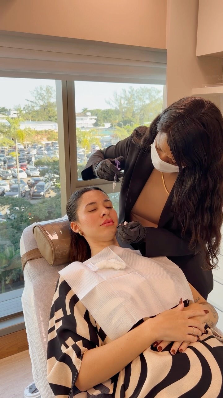 Dra. Giselle durante um atendimento na clínica